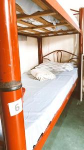 Hostel Dona Lucia客房内的一张或多张双层床