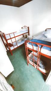 圣若泽杜斯坎普斯Hostel Dona Lucia的一间客房设有两张双层床,其中配有水