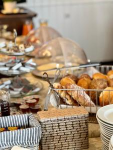 都伦-埃菲尔希尔格斯酒店的一张桌子,上面放着一大堆甜甜圈和其他食物