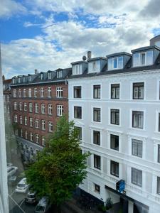 哥本哈根Hotel Maritime的从白色建筑的窗户上可欣赏到风景
