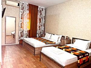 塔什干SAFAR hotel的酒店客房设有两张床和窗户。