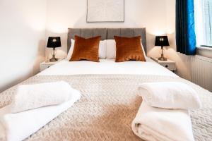 圣奥尔本斯Beech Road Apartment St Albans by PAY AS U STAY的卧室配有一张带白色床单和枕头的大床。