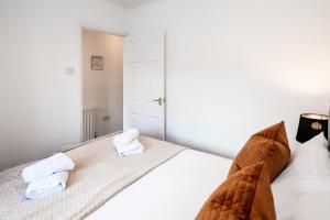 圣奥尔本斯Beech Road Apartment St Albans by PAY AS U STAY的卧室配有白色床和毛巾
