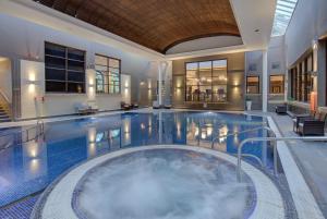 利兹Oulton Hall Hotel, Spa & Golf Resort的一座带热水浴池的室内游泳池