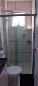 福塔莱萨Cantinho dos Rehm的一间带卫生间和玻璃淋浴间的浴室