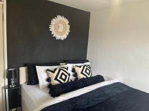 泰恩河畔纽卡斯尔Elite 47 Stays的一间卧室配有带枕头和镜子的床