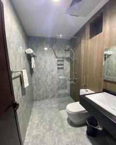 拉斯阿尔卡麦Desert Inn Resort and Camp的浴室配有卫生间、盥洗盆和淋浴。