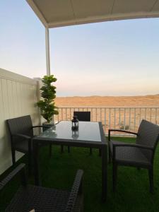 拉斯阿尔卡麦Desert Inn Resort and Camp的一张桌子和椅子,享有沙漠美景