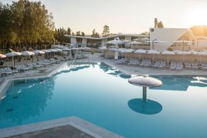 扎达尔Falkensteiner Premium Mobile Homes and Camping Zadar的一个带椅子和凳子的大型游泳池