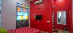 阿罗士打Bungalow Mat Hj Limah的红色的房间,有红色的墙壁