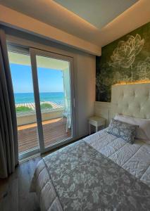 利多迪耶索罗切利尼公园酒店的一间卧室配有一张床,享有海景