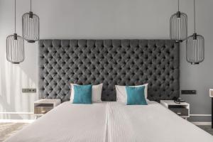 利沃夫City Inn Lviv Smart Hotel的一间卧室配有一张带蓝色枕头的大床