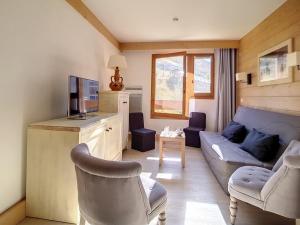 里蒙纽耶Appartement Les Menuires, 3 pièces, 8 personnes - FR-1-344-345的带沙发和电视的客厅