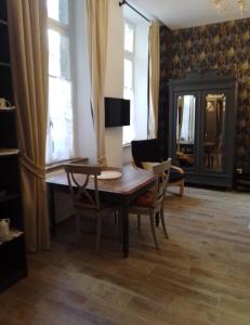 布尔日LE GEORGE SAND Elégant studio coeur historique的客厅配有桌椅和镜子