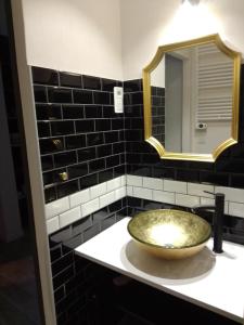 布尔日LE GEORGE SAND Elégant studio coeur historique的浴室设有金色水槽和镜子