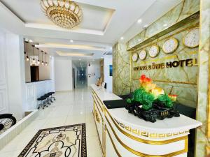 富国Dương Đông Hotel的酒店大堂的墙上挂有钟