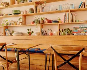 沃切特East Quay的用餐室配有桌椅和书架