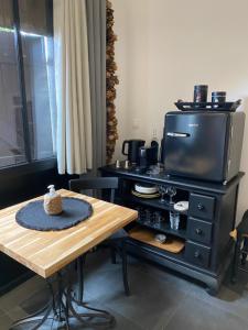 Le BarpOSTAL 158的厨房配有桌子和桌子上的电视