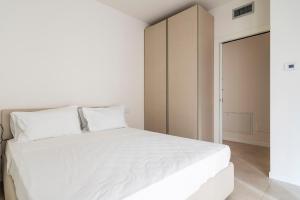 米兰LUVI - Flavio Gioia的卧室配有白色的床和衣柜。