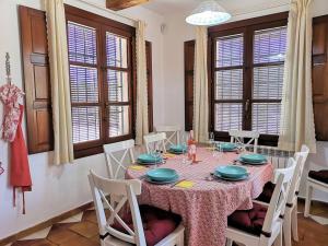 RicoteDomicilio de Vida的一间带桌椅和窗户的用餐室