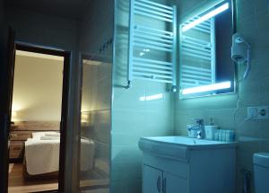 第比利斯Apartment Paysage的一间带水槽和镜子的浴室