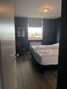 雷克雅未克Reykjavík Condo的一间小卧室,配有床和窗户