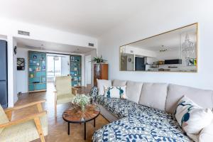 马赛BLUE BAY - superbe vue sur le Vieux Port的客厅配有沙发和桌子