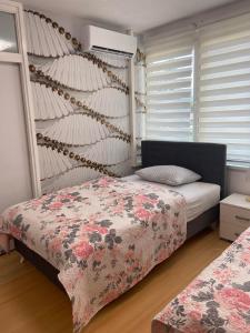 比哈奇Apartman Citylux的一间卧室设有两张床,另一面设有窗户。