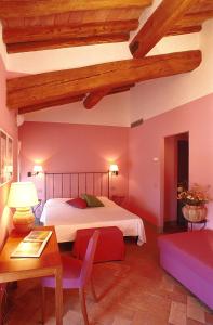 圣吉米纳诺杜慈别墅酒店的一间卧室配有一张床、一张桌子和一张桌子。