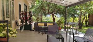 卡萨尔韦利诺b&b L`Oasi的庭院配有桌椅和沙发。