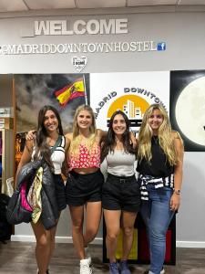 马德里Madrid Downtown Hostel的一群女孩在商店里摆着一张照片
