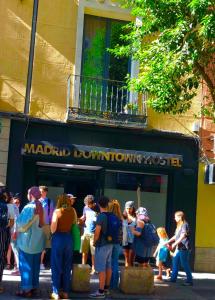 马德里Madrid Downtown Hostel的一群人站在建筑物外