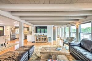 EnfieldStunning Enfield Home with Deck and Boat Dock!的客厅配有沙发和桌子