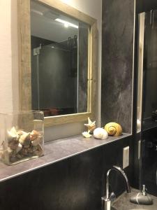 赖尔Mosel-Erker的浴室的柜台配有镜子和水槽