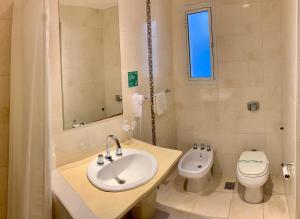 马德普拉塔精选酒店的一间带水槽和卫生间的浴室