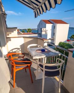 比比涅Apartments Villa Rudi的阳台的天井配有桌椅