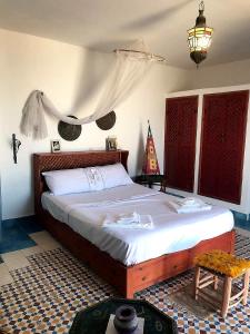 Tiguemmi nʼAït BihiTigmi surf morocco的一间卧室,卧室内配有一张大床