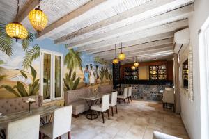 卡塔赫纳Hotel Casa Canabal by Faranda Boutique的餐厅设有1间带桌椅的用餐室