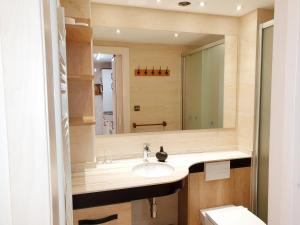 特拉马卡斯蒂拉·德·滕卡萨帕特鲁公寓的一间带水槽和镜子的浴室