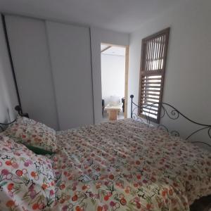 CastaIn casa的一间卧室配有一张带花卉床罩的床