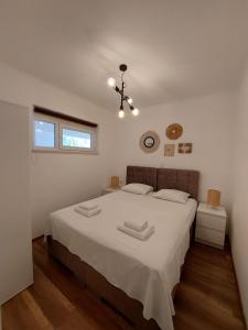 扎达尔Apartments MilaRoza的一间卧室配有一张带白色床单的大床