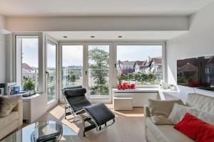 克诺克－海斯特Top location! Unique luxurious 2-bedroom apartment in Knokke - 't Zoute的带沙发、椅子和窗户的客厅