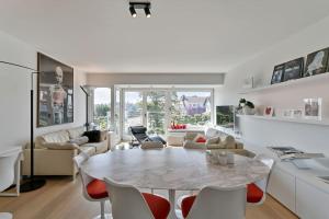 克诺克－海斯特Top location! Unique luxurious 2-bedroom apartment in Knokke - 't Zoute的白色的客厅配有桌椅