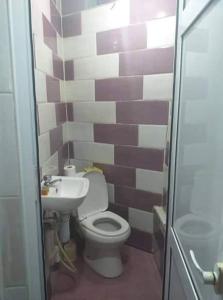 TipazaSuite home beldj的一间带卫生间和水槽的浴室
