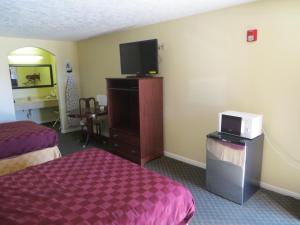 HempsteadAmericas Best Value Inn & Suites Hempstead的酒店客房设有两张床和一台平面电视。