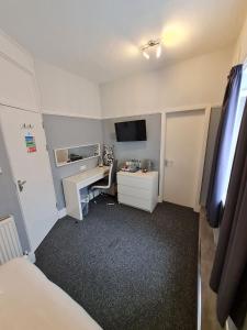 布莱克浦皇后广场酒店的小房间设有书桌和电视
