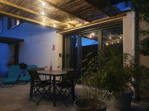 艾克斯莱班LA PIERRINA - Chamois - Appart 3 étoiles的一个带桌椅的庭院和一个窗户。