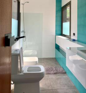 Villa San NicolásCasa de campo的浴室设有卫生间、2个盥洗盆和镜子