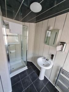 布莱克浦皇后广场酒店的一间带水槽和淋浴的浴室