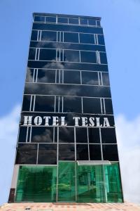 波哥大Hotel Tesla的建筑一侧的酒店标志